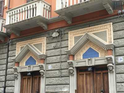 Il palazzo Amoruso-Manzari � costituito da due portoni sormontati da maioliche color viola-celeste e da teste femminili poste ai due lati